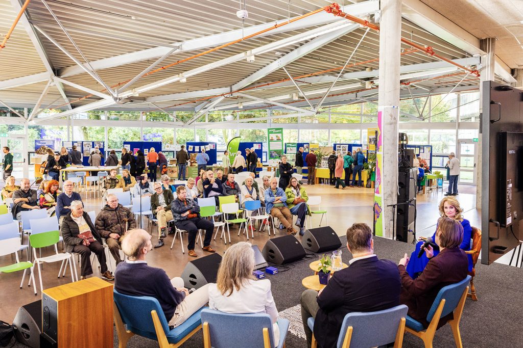 Dagvoorzitter Helga van Leur in gesprek met wethouders Hofman, Hofstede, Klomberg en Ter Hoeven van gemeente Rheden, tijdens het duurzaamheidsfestival