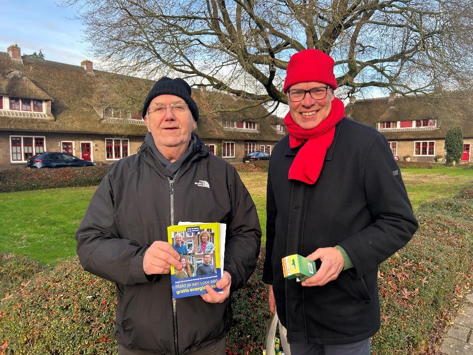 Energiecoaches van de Energiebank Arnhem, Huib Schot en Johan Vos bellen aan voor gratis energieadvies